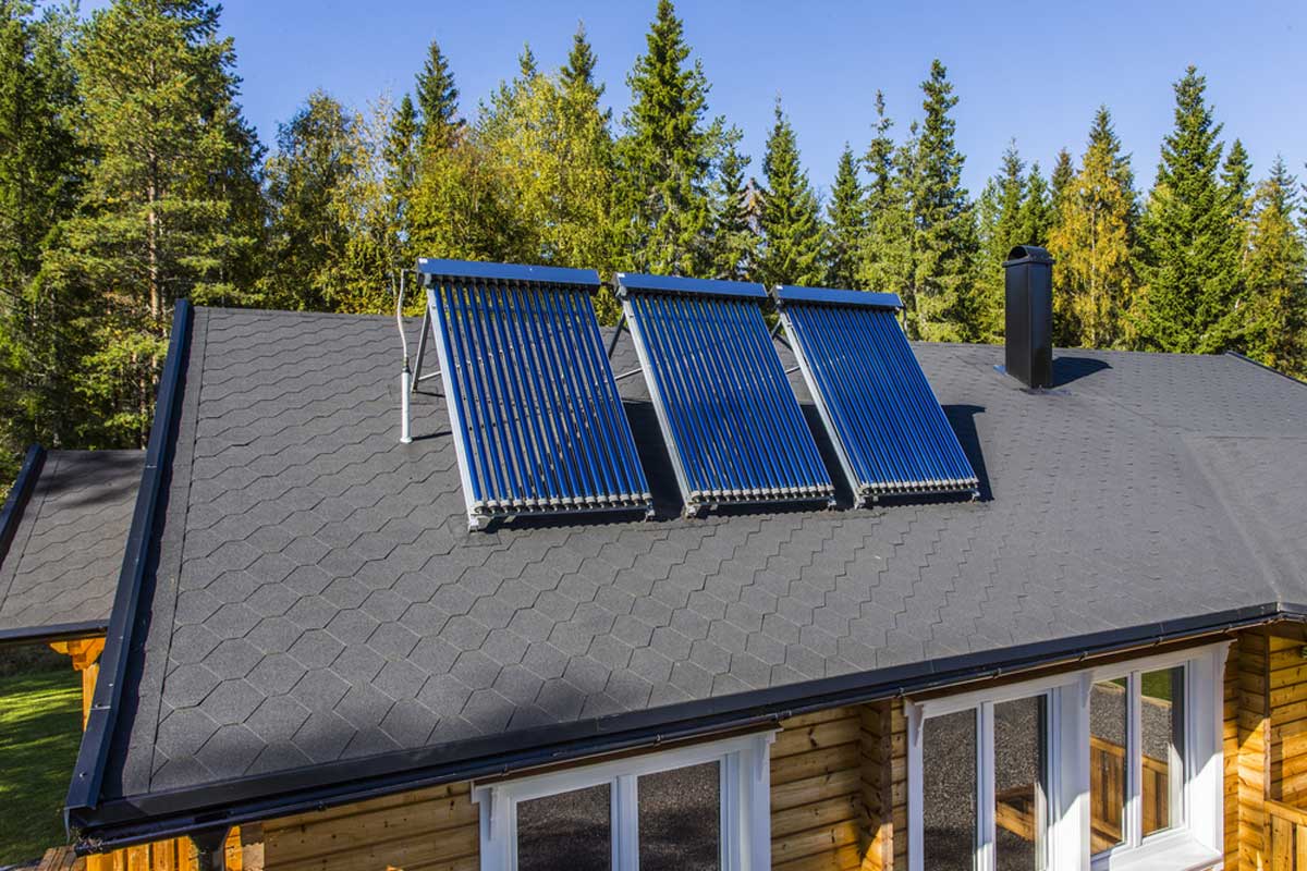 Instalación de colectores solares en techo residencial