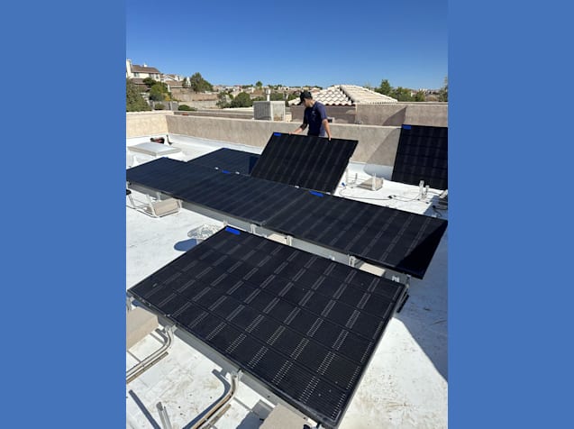 Instalación de paneles solares en techo plano residencial